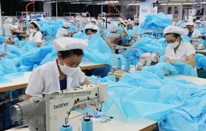 Blouse tay phồng quá đà: Tay phồng quá to dễ khiến tổng thể trông nặng nề, thay vào